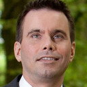 Arnoud Schellenberg als Hem zelf (voice-over)