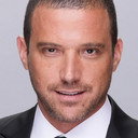 Julián Elfenbein als Self - Host