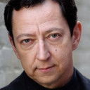 Mike O'Brien als Officer Skay