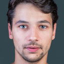 Doğa Gürer als Murat