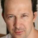 Quentin Baillot als Théodore Roussin