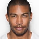 Charles Michael Davis als Josh Wright