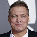 Holt McCallany als Serling