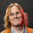 Magnus Broni als Narrator (voice)