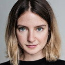 Lydia Larson als Ella
