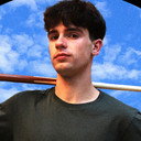 Lukas Schonger als Dustin Cue