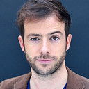 Benoit Blanc als Journaliste interview fédération