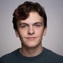 Cooper Johnson als Page
