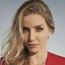 Annabelle Wallis als Mia Form