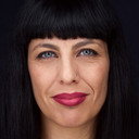Cláudia Carvalho als Mulher povo / Secretária / Mulher comunidade