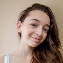 Gabrielle Bruyère als Lina