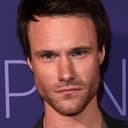 Hugh Skinner als Barnes