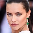Adriana Lima als Wife