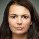 Zoe Watkins als Mrs. Mervyn Talboys / The Sluts / Zoe Higgins / Molly Bloom