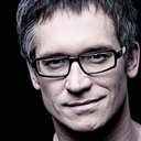 François-Étienne Paré als Animateur à la radio