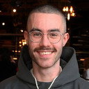 Jonatan Medart als Self - Host