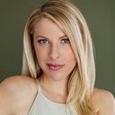 Cali Elizabeth Moore als Background
