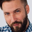 Gregory Wilson als Officiant