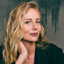 Justine Lupe als Nessa