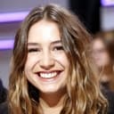 Izïa Higelin als Céline, la sœur de Pierre