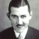 Charley Chase als Staring Man in Theater (uncredited)