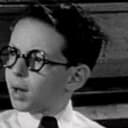 Darwood Kaye als Boy Patient Sitting in Chair