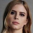 Carlson Young als Angela Yearwood