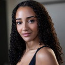 Verity Marks als Ronnie Queen