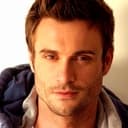 Daniel Goddard als Alex Stone