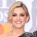 Ashley Roberts als Lorraine McFly