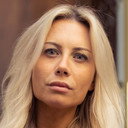 Katherine Diez als Vært