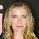 Betty Gilpin als Sara Rowell