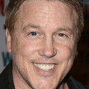 Lochlyn Munro als Agent Jake Harper