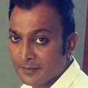Rajesh Desai als Dead Body with Flower