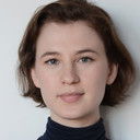 Gemma Schreier als Reporter Radclyffe