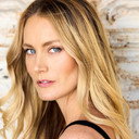 Stefanie Estes als Genevieve Sullivan