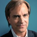 Luciano Cruz-Coke als TV Network Director