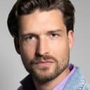 Fabian Schiffkorn als Policeman at railroad station