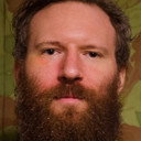 Evan Leed als Tío Bianca / Hombre Traje Amarillo