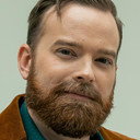 Dustin Vaught als Man in Suit
