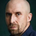 Andrew Brooke als Captain Varga