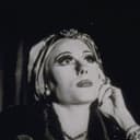 Mink Stole als Mrs. Sylvia Mallory