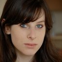 Sasha Spielberg als Tiny Toes Girl