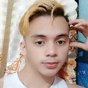 AJ Siapno als Sam