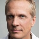 Patrick Fabian als Hank Henshaw (voice)