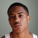 Keith Powers als Travis Downes
