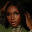 Waje Iruobe als Caroline