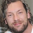 Tyson Smith als Kenny Omega