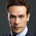 Kevin Alejandro als Harry, the Tactical Agent