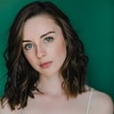 Kacey Rohl als Emma